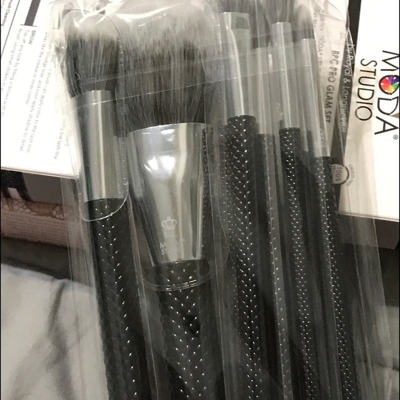 MODA 8 Black Quilted Handle Brush Set. BNIB - Picture 1 of 6